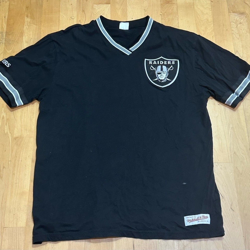 RARE~ LAS VEGAS RAIDERS~ MITCHELL & NESS ~ JERSEY STYLE T SHIRT.